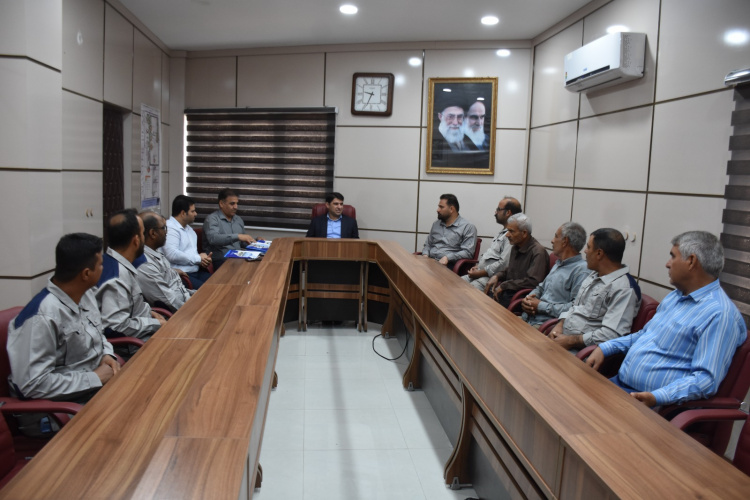 تقدیر از نیروهای زحمتکش تاسیسات و فضای سبز دانشگاه علوم و فنون دریایی خرمشهر توسط رئیس دانشگاه