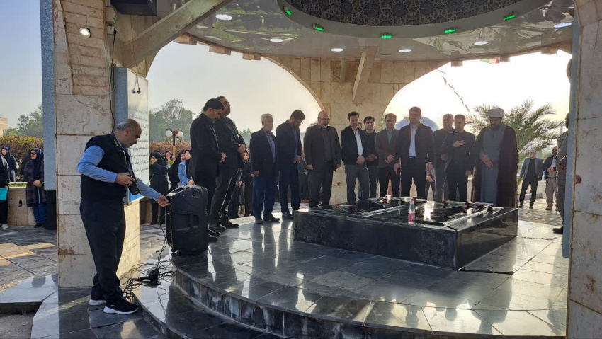 برگزاری آیین غبارروبی مزار شهدای گمنام در دانشگاه علوم و فنون دریایی خرمشهر